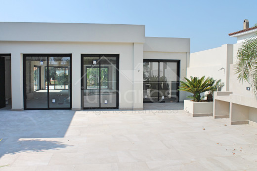 Maison de plain pied avec piscine et amarre