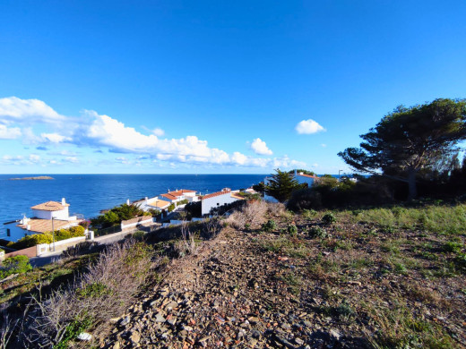 Parcelle de 573 m2 pour construire, avec vue sur le Cap de Creus et la mer.