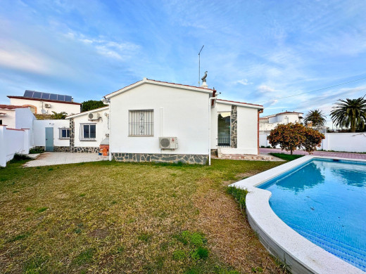Charmante maison de plain-pied avec piscine à Empuriabrava