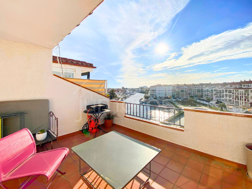 Appartement avec de belles vues, grande terrasse et parking à Empuriabrava