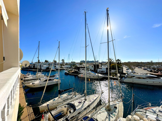 Apartment with mooring and tourist license, renovated in Empuriabrava