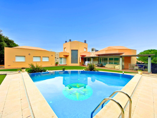 Maison avec piscine et grand jardin à Avinyonet de Puigventós