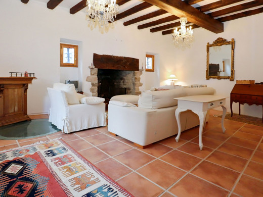 Farmhouse with outbuilding and 5000m2 of land in Catalonia