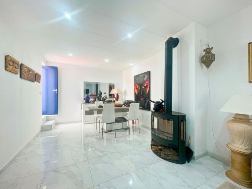 Immeuble avec appartement et restaurant en vente à Roses