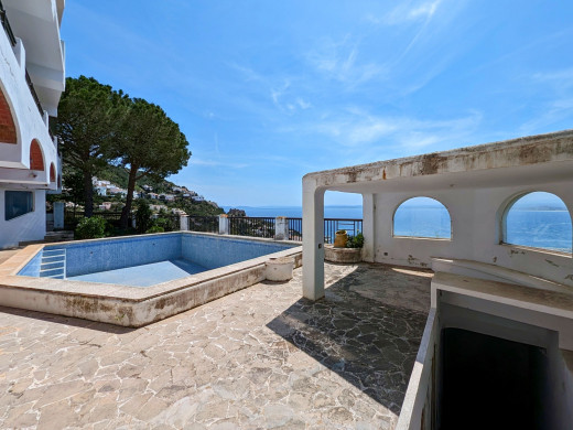 Villa with 180º sea views for sale in Roses, to renovate