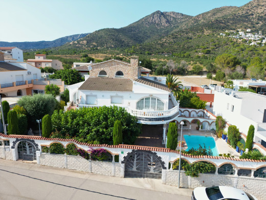 Belle maison avec piscine dans un quartier calme à Mas Boscà, Roses