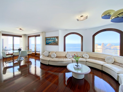 Villa de lujo con vistas panorámicas al mar y licencia turística en Roses