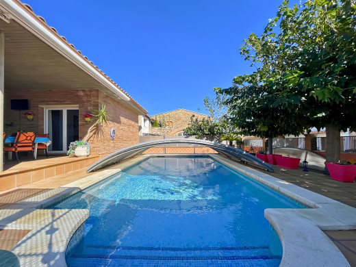 Casa con piscina y grandes garajes en Castellón d'Empúries