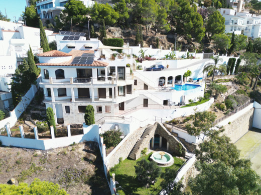 Villa de lujo con vistas panorámicas al mar y licencia turística en Roses