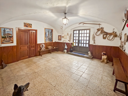 Gran casa de pueblo en Borrassà con mucho potencial