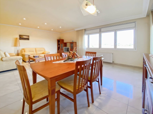 Haus mit Pool, Garten und Garage in Vilamalla
