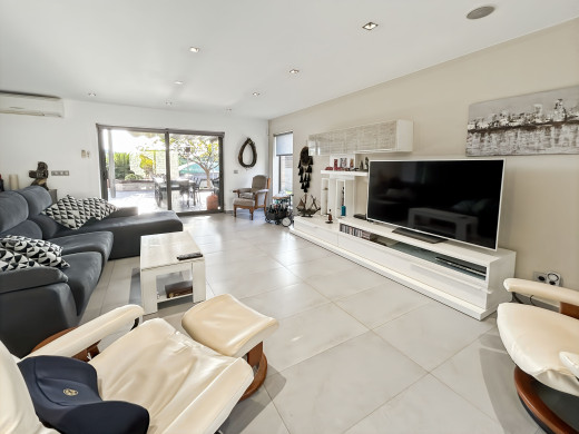 Detached house with pool and garage
