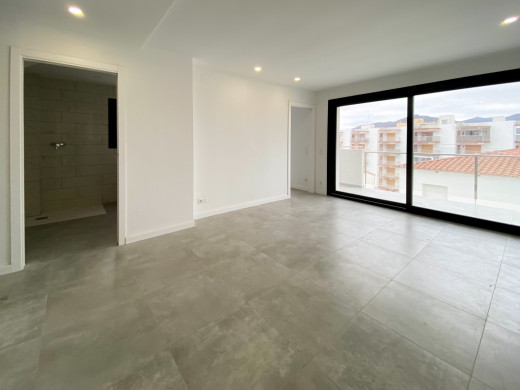 Appartement neuf en duplex à 300m de la plage, à Roses