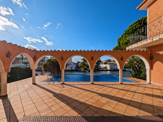 Villa mit 30m langem Bootsanleger, sehr nah am Strand