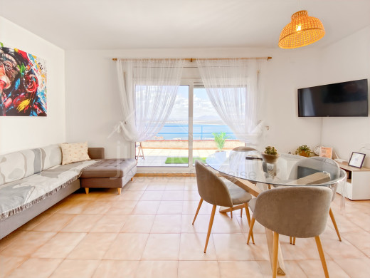 Piso con vistas al mar, garaje y licencia turística en Roses