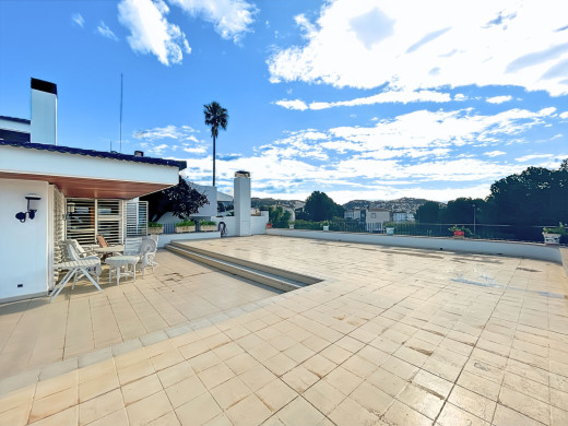 Ensemble immobilier à Roses, proche plage, avec licence touristique