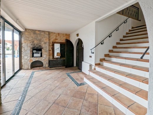 Villa mit 30m langem Bootsanleger, sehr nah am Strand