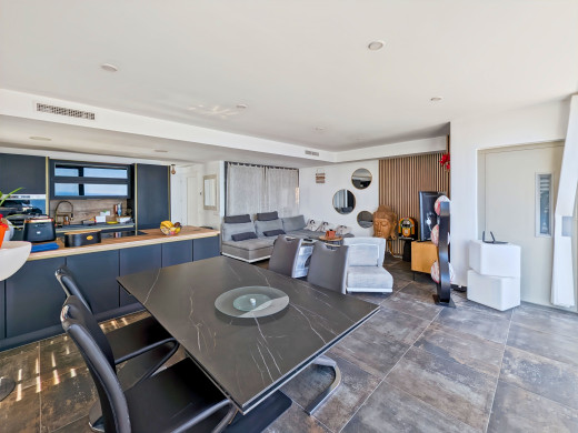 Villa mit Meerblick in Canyelles, mit Pool und Garage