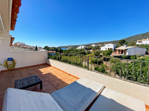 Casa con garaje en venta en Cadaqués, vista al mar y cerca de la playa