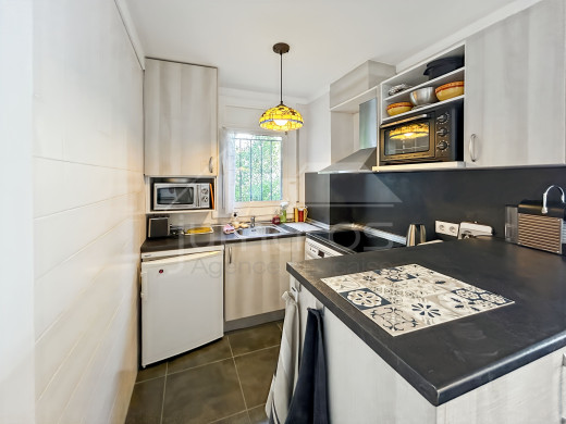 Appartement rénové avec vue mer, parking et débarras