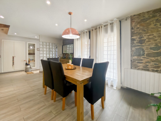Maison rénovée avec garage et licence touristique dans le centre de Roses