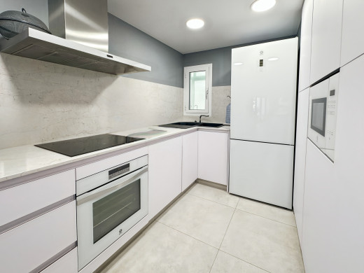 Renovated top floor flat in L'Escala, private garage