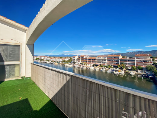 Ático con vistas al canal y gran terraza en Empuriabrava