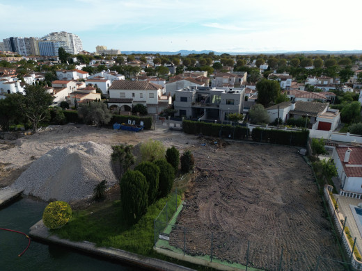 Parcela de 500m2 en el canal de Empuriabrava