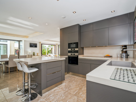 Exceptional villa with a 28 m mooring for sailboats / catamarans