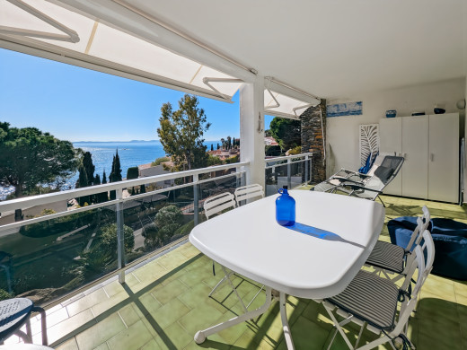 Apartment with sea views, large terrace, parking, and storage room – Canyelles Beach