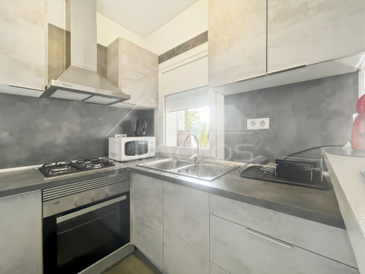 Apartment with sea view, tourist license, and parking in Roses