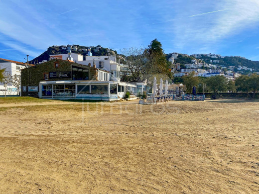 Apartment with a terrace in the centre of Roses, close to the beach