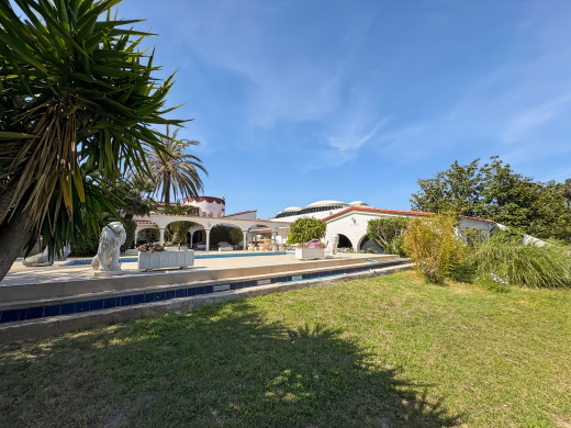 Villa with private mooring and boat garage in Empuriabrava