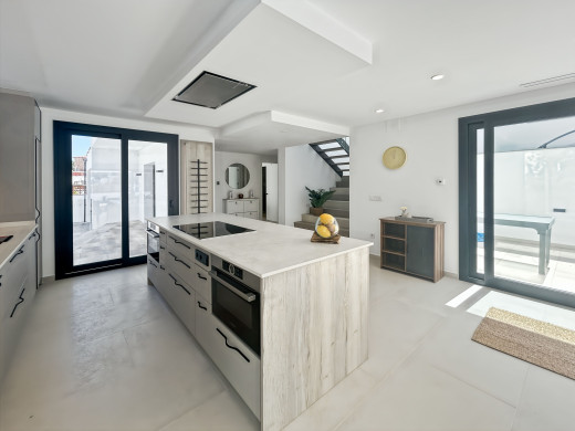 Casa con piscina y garaje en Empuriabrava