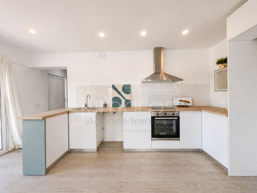 Appartement rénové avec une grande terrasse près de la plage à Llançà