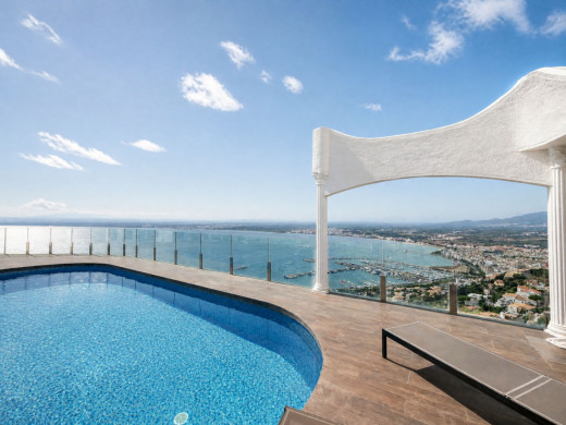 Villa excepcional con vistas panorámicas y total privacidad en Roses