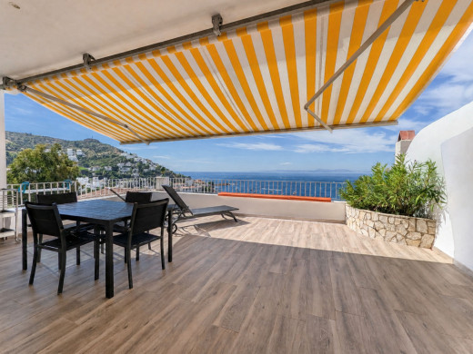 Piso con vistas al mar en la última planta, con terraza y garaje, en Canyelles