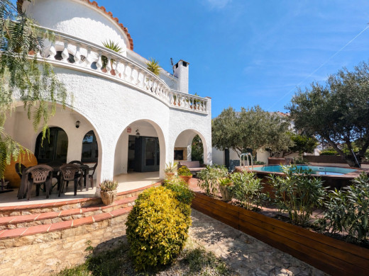 Villa avec piscine, garage et licence touristique à Empuriabrava