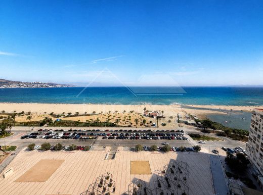 Estudio reformado con terraza y vistas al mar en Empuriabrava