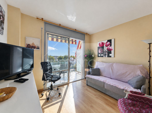 Piso de dos habitaciones, piscina comunitaria y aparcamiento privado