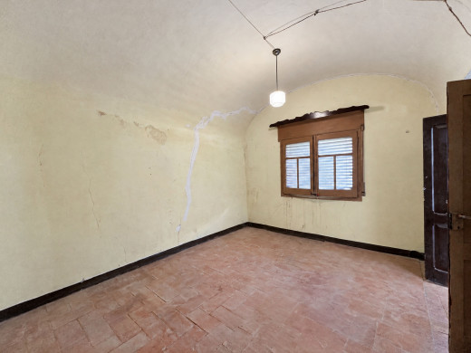 Village house to renovate opposite Bellcaire d’Empordà Castle