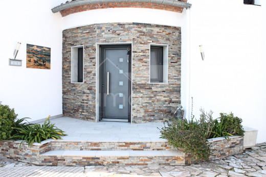 Villa canal con 4 dormitorios, piscina y amarre privado.