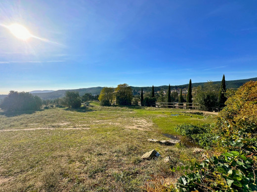 Mas rénové avec 38 hectares de terrain, à Agullana, proche de la frontière