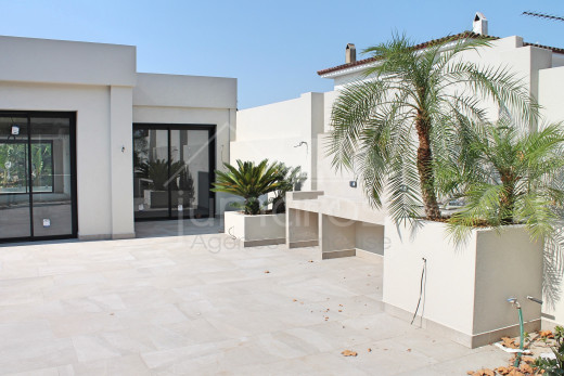 Maison de plain pied avec piscine et amarre