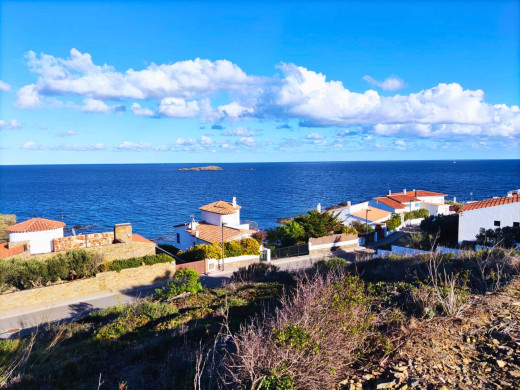 Parcelle de 573 m2 pour construire, avec vue sur le Cap de Creus et la mer.