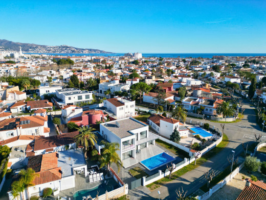 Villa moderne construite en 2020 à Empuriabrava