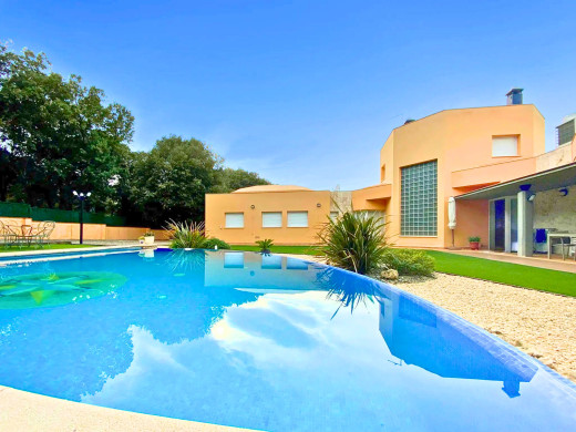 Maison avec piscine et grand jardin à Avinyonet de Puigventós