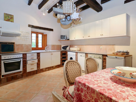 Farmhouse with outbuilding and 5000m2 of land in Catalonia