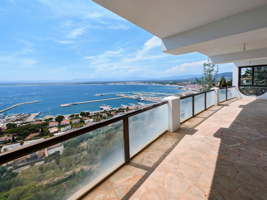 Villa with 180º sea views for sale in Roses, to renovate