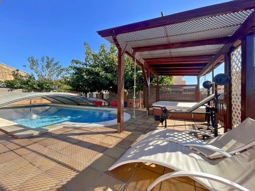 Casa con piscina y grandes garajes en Castellón d'Empúries